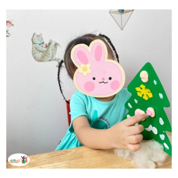BÉ TRANG TRÍ ÔNG GIÀ NOEL VÀ CÂY THÔNG GIÁNG SINH