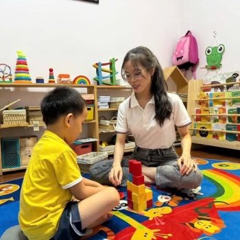 🟩 HOẠT ĐỘNG: “XẾP KHỐI HÌNH SẮC MÀU”