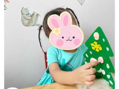 BÉ TRANG TRÍ ÔNG GIÀ NOEL VÀ CÂY THÔNG GIÁNG SINH