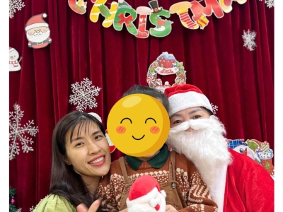 Chào đón Ông già Noel ghé thăm các bé tại trung tâm Smile Family