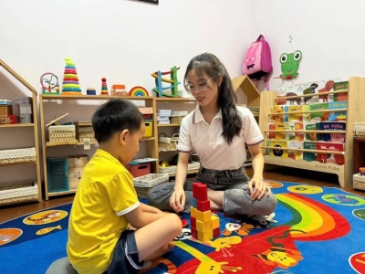 🟩 HOẠT ĐỘNG: “XẾP KHỐI HÌNH SẮC MÀU”